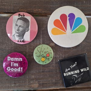 vintage 80er Jahre Pin Set, 5 Stück, Geisterjäger, love hippie Accessoires für Taschen, Rucksäcke, Taschen, Hemdenbroschen, Pinbacks, OOAK