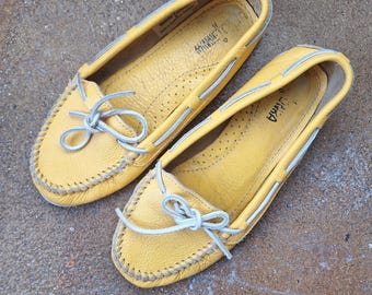 Mocassini Minnetonka in pelle gialla vintage anni '80, taglia 8 da donna USA
