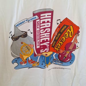 vintage 1990s Hershey&#39;s candy bar graphic print crewneck tee, unisex size large L, music Resse&#39;s Hershey&#39;s kiss cartoon print t-shirt, 90s