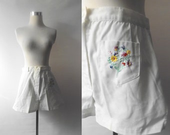 short taille haute brodé de fleurs vintage des années 80, taille 13/14, poche frontale unique blanche, short taille haute des années 1980, mode estivale preppy