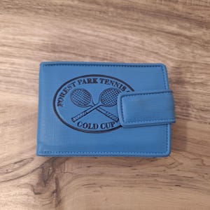 Vintage 70er Jahre Tennis Club Vinyl klappbare Brieftasche, Retro blau bilfold Geld-Clip-Halter, 1970er Jahre Unisex kleine Taschen Geldbörse, adrett sportlich