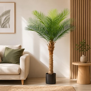 Può includere: Una palma artificiale alta con fronde verdi vibranti e un tronco marrone strutturato. L'albero è in un vaso nero, aggiungendo un tocco di decorazione tropicale a uno spazio abitativo. L'albero è alto circa 183 cm.