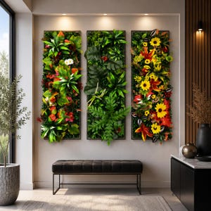 Puede incluir: Tres paneles de pared verticales rectangulares con follaje y flores artificiales. El panel izquierdo tiene hojas verdes y naranjas, el central muestra varias hojas verdes y el derecho presenta girasoles amarillos y flores de color rojo.