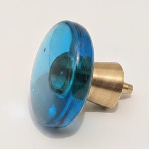 Puxador de porta vintage sueco em vidro turquesa | Puxador azul para gaveta em estilo moderno de meados do século | Ferragens para armários escandinavos dos anos 60