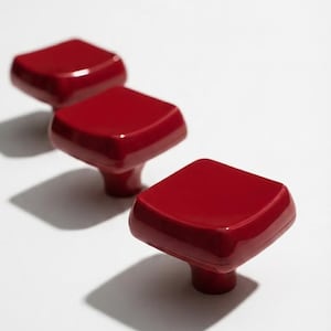 Vintage röda fyrkantiga plastknoppar | Retro 70-tals rymdåldern glansiga röda handtag | Popkonst ljus körsbärsröd MCM skåpbeslag