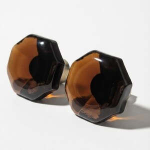 Paire de boutons suédois en verre brun fumé par Verrina | Poignées en laiton pour armoire vintage des années 60 | Quincaillerie pour meubles scandinaves modernes Mid-Century