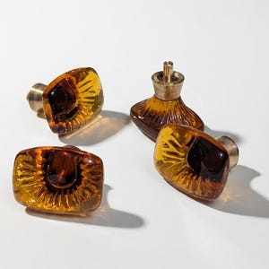 Vintage svensk bärnstensfärgad skåpknopp av Bröderna Miller | Stora orangea lådhandtag i mässing från 60-talet | Möbelbeslag för mitten av århundradet