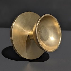 Dörrknopp i massiv mässing från mitten av århundradet | 10 cm lång hängplatta | Vintage modernistisk arkitektonisk beslag | Massivt avsmalnande handtag