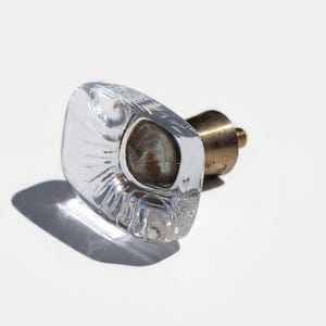 Tirador de armario vintage de cristal transparente Bröderna Miller / Tirador grande sueco de cristal y latón de los años 60 / Herrajes para muebles Bankeryd de estilo moderno de mediados de siglo