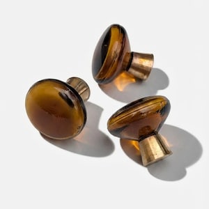 Vintage 1970-tals svensk tobaksknopp i bärnstensfärgat glas Verrina 108 M | Skandinavisk lådhandtag i mässing från mitten av århundradet | Varmbruna glasdetaljer
