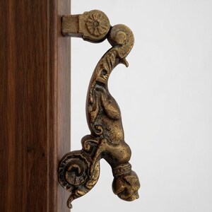 Antiker spanischer Türklopfer aus Messing in Hundeform | Handgefertigter Türklopfer in Hundeform | Vintage-Türbeschlag im Rokoko-Stil | Historische Eingangsbereich-Dekoration