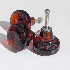 Vintage Zweedse kastknoppen van roodachtig amberkleurig glas | Cognacbruine ladeknoppen met textuur uit de jaren 70 | Ronde Scandinavische meubelbeslag uit het midden van de 20e eeuw