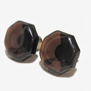 Paire de boutons suédois en verre brun fumé par Verrina | Poignées en laiton pour armoire vintage des années 60 | Quincaillerie pour meubles scandinaves modernes Mid-Century