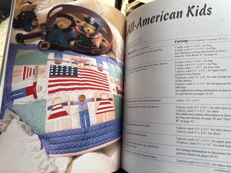 Op de afbeelding: Een knutselboekpagina getiteld All-American Kids met een quilt met een centraal Amerikaans vlagontwerp omringd door geappliqueerde figuren. De pagina bevat gedetailleerde snij-instructies en materiaallijsten voor de stoffen onderdelen.