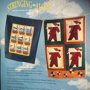 Op de afbeelding: Een instructieboek met zachte kaft getiteld Stringing Along with Vanessa-Ann met twee quilts op de omslag. De ene quilt toont negen zeilbootblokken, terwijl de andere vier kerstmanfiguren laat zien. De achtergrond is een blauwe lucht met wolken.