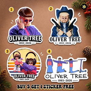 Peut inclure: Quatre autocollants en vinyle représentant Oliver Tree dans diverses tenues et poses, avec une coupe au bol et lunettes rouges, un chapeau de cowboy avec pistolets, un casque audio et une trottinette. Chaque autocollant porte le texte OLIVER TREE 1993-2026.