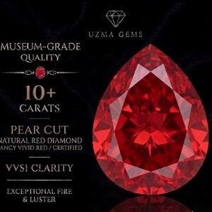 Può includere: Un diamante rosso naturale taglio a pera con purezza VVS1, del peso di oltre 10 carati. Il testo recita: UZMA GEMS, MUSEUM-GRADE QUALITY, 10+ CARATS, PEAR CUT, NATURAL RED DIAMOND, FANCY VIVID RED / CERTIFIED, VVS1 CLARITY, EXCEPTIONAL FIRE & LUSTER.