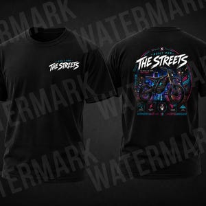 Könnte beinhalten: Schwarze T-Shirts mit dem Text "BUILT FOR THE STREETS" und einer Motorradgrafik. Auf der Vorderseite des Shirts steht in Weiß "THE STREETS". Die Rückseite des Shirts zeigt ein Motorraddesign in Neonfarben.