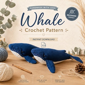 Könnte beinhalten: Zwei blau-weiße gehäkelte Walspielzeuge werden auf einer Holzoberfläche gezeigt. Das Bild enthält Garn, einen Häkelhaken und den Text "Whale Crochet Pattern" und "Beginner Friendly".