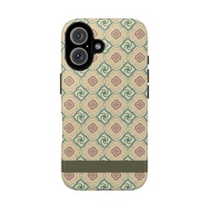 Può includere: Una custodia per telefono con un motivo ripetuto di disegni floreali stilizzati in beige, verde acqua e marrone. La custodia ha un ritaglio per la fotocamera e una fascia verde scuro nella parte inferiore. La custodia è progettata per uno smartphone.