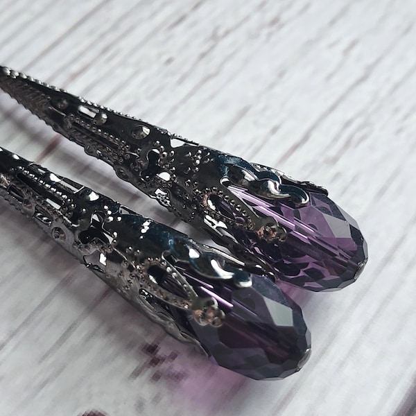 Pendientes de filigrana en forma de lágrima con cristales morados y acabado metalizado.