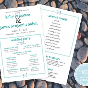 Könnte beinhalten: Hochzeitsprogramm mit türkisfarbenen Akzenten. Das Programm listet die Namen von Braut und Bräutigam, Hochzeitsgesellschaft und Ablauf der Veranstaltung auf. Der Text enthält das Datum, 8. August 2015, und den Ort, Living History Farms.