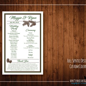 Könnte beinhalten: Ein Hochzeitsprogramm mit den Namen "Maggie & Ryan" oben, mit einem grünen Rand und Text. Das Programm enthält Details der Hochzeitsgesellschaft und der Zeremonie, mit Kiefernzapfen-Illustrationen. Der Hintergrund ist eine Holzstruktur.