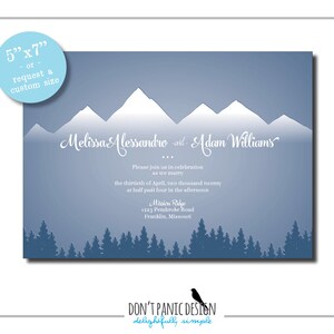 Puede incluir: Una invitaci&oacute;n de boda con un dise&ntilde;o de silueta de cordillera. La invitaci&oacute;n mide 12,7 cm x 17,8 cm y presenta los nombres "Melissa Alessandro" y "Adam Williams" en una elegante escritura. El texto adicional incluye la fecha, hora y lugar de la boda.
