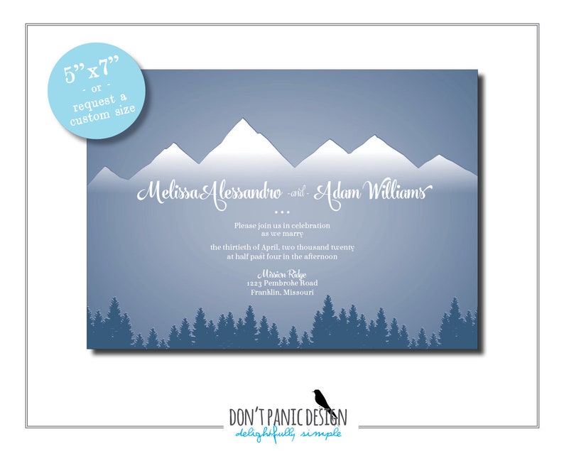 Puede incluir: Una invitaci&oacute;n de boda con un dise&ntilde;o de silueta de cordillera. La invitaci&oacute;n mide 12,7 cm x 17,8 cm y presenta los nombres "Melissa Alessandro" y "Adam Williams" en una elegante escritura. El texto adicional incluye la fecha, hora y lugar de la boda.