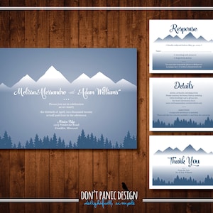 Puede incluir: Conjunto de invitaciones de boda con un dise&ntilde;o de monta&ntilde;a y bosque. La invitaci&oacute;n principal presenta los nombres "Melissa Alessandro" y "Adam Williams" con los detalles del evento. Incluye tarjetas de respuesta, detalles y agradecimiento. El dise&ntilde;o es en tonos azules y blancos.
