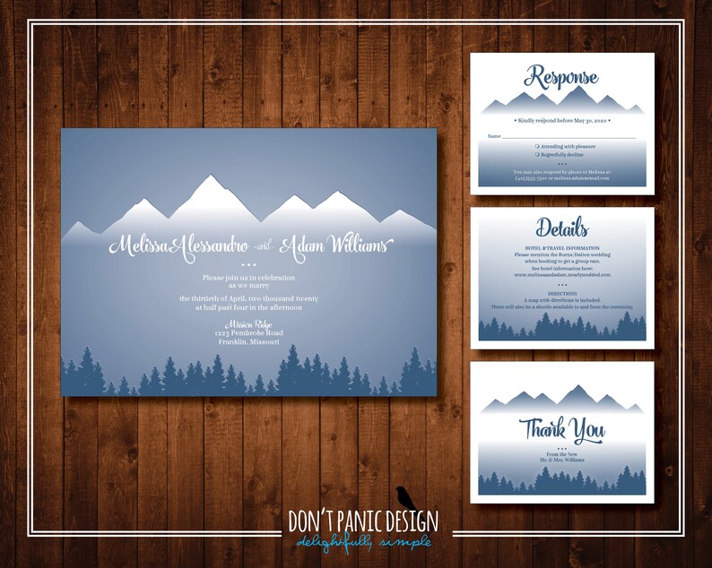 Puede incluir: Conjunto de invitaciones de boda con un dise&ntilde;o de monta&ntilde;a y bosque. La invitaci&oacute;n principal presenta los nombres "Melissa Alessandro" y "Adam Williams" con los detalles del evento. Incluye tarjetas de respuesta, detalles y agradecimiento. El dise&ntilde;o es en tonos azules y blancos.