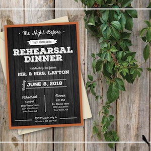Puede incluir: Una invitación a la cena de ensayo con fondo negro y borde naranja. El texto dice "The Night Before, You're invited to the REHEARSAL DINNER, Celebrating the future MR. & MRS. LAYTON, June 8, 2018." Se ve un sobre.