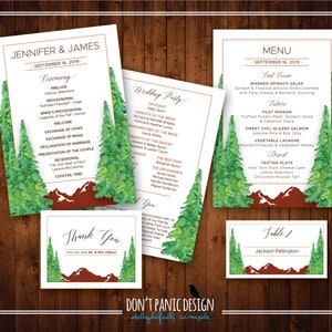 Peut inclure: Ensemble de papeterie de mariage comprenant un programme de cérémonie, un menu, les détails du cortège nuptial, une carte de remerciement et une carte de table. Le design comprend des pins et des montagnes à l'aquarelle.