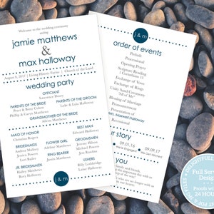 Könnte beinhalten: Ein Hochzeitsprogramm mit weißem Hintergrund und türkisfarbenem Text. Das Programm listet die Hochzeitsgesellschaft, den Ablauf und die Namen des Paares, Jamie Matthews und Max Halloway, auf. Das Programm enthält das Datum, den 8. August 2017, und den Ort.