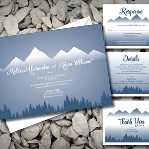 Puede incluir: Un conjunto de invitaciones de boda con un tema de monta&ntilde;a y bosque. La tarjeta principal presenta los nombres "Melissa Alessandro and Adam Williams". El conjunto incluye una tarjeta de respuesta, una tarjeta de detalles y una tarjeta de agradecimiento.