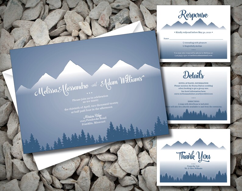 Puede incluir: Un conjunto de invitaciones de boda con un tema de monta&ntilde;a y bosque. La tarjeta principal presenta los nombres "Melissa Alessandro and Adam Williams". El conjunto incluye una tarjeta de respuesta, una tarjeta de detalles y una tarjeta de agradecimiento.
