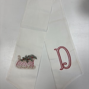 Écharpe de couronne de Noël | Écharpe de porte de Noël brodée | Accroche-porte monogrammée personnalisée | Écharpe de couronne de traîneau | Écharpe de couronne de renne