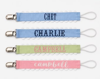 Attache-tétine personnalisée pour bébé | Attache-paci Monogram, prénom brodé