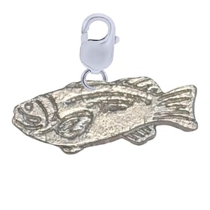 Könnte beinhalten: Ein silberfarbener Fischanhänger mit einem Karabinerverschluss. Der Fisch hat detaillierte Schuppen und Flossen und ist wahrscheinlich aus Metall. Dieser Anhänger eignet sich für ein Armband oder eine Halskette.