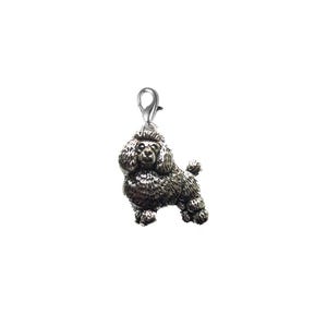 Puede incluir: Un charm de caniche plateado con un cierre de mosquetón. El charm es una escultura en miniatura detallada de un perro caniche, que muestra su pelaje y postura distintivos. Ideal para la creación de joyas o como colgante.