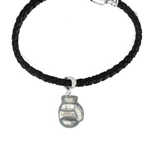 Könnte beinhalten: Ein schwarzes geflochtenes Lederarmband mit einem silbernen Verschluss und einem silbernen Boxhandschuh-Anhänger. Der Anhänger ist mit Nähten versehen und am Armband befestigt.