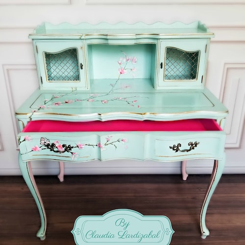 VENDU. N'achète pas. Échantillon de travaux antérieurs. bureau provincial français vintage. Fleurs roses de fleurs de cerisier. Or, Turquoise, Curvy Vanity.