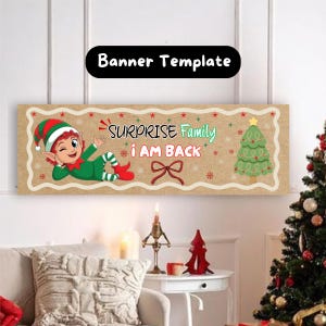 Könnte beinhalten: Ein rechteckiges Banner mit einem Hintergrund aus Kraftpapier, das einen Cartoon-Elfen in grün-roter Kleidung, einen stilisierten Weihnachtsbaum, eine rote Schleife und den Text SURPRISE Family i AM BACK zeigt, verziert mit kleinen roten und grünen Sternen.