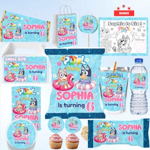 Könnte beinhalten: Eine Sammlung von Partyartikeln im Bluey-Design mit hellblauen Pool-Grafiken, rosa Text mit der Aufschrift Sophia Is turning 6, einer Giebelschachtel, einer Chipstüte, einer Wasserflasche, einem Trinkbeutel, Cupcake-Toppern und einem Aktivitätsblatt.