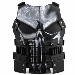 Può includere: Un gilet tattico nero con una grande grafica a teschio bianco dipinta a mano sul davanti. Il gilet include molteplici cinghie orizzontali, passanti integrati per lo stoccaggio di munizioni e pannelli rinforzati con rivetti metallici color argento.