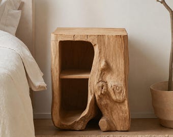 Mesita de noche rústica de madera natural orgánica con borde irregular