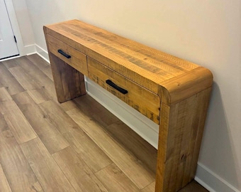 Mesita auxiliar rústica de madera estilo granja con cajones de almacenamiento.