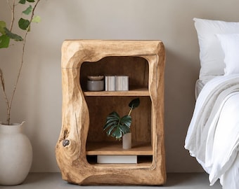 Mesita de noche rústica de madera orgánica con borde natural y espacio de almacenamiento.