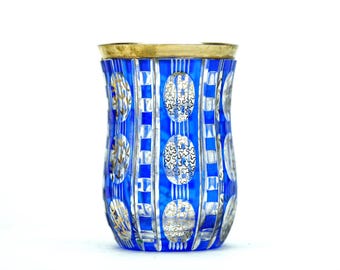 Antico bicchiere in vetro blu cobalto intagliato a contrasto, stile boho del XIX secolo, con decorazioni dorate.