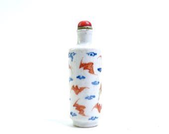 Frasco de rapé antigo de porcelana chinesa com morcegos vermelhos e nuvens azuis, fino estilo da Dinastia Qing.
